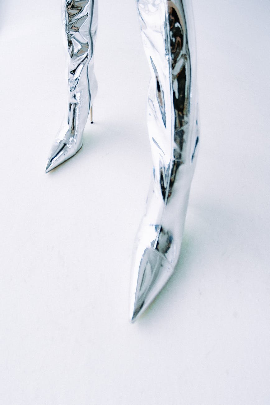 コントラストの強いフットウェアの特集