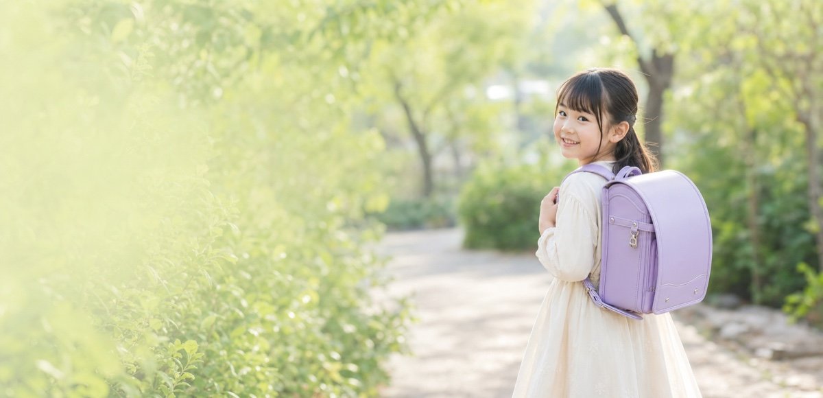 軽量ランドセルを背負う女の子
